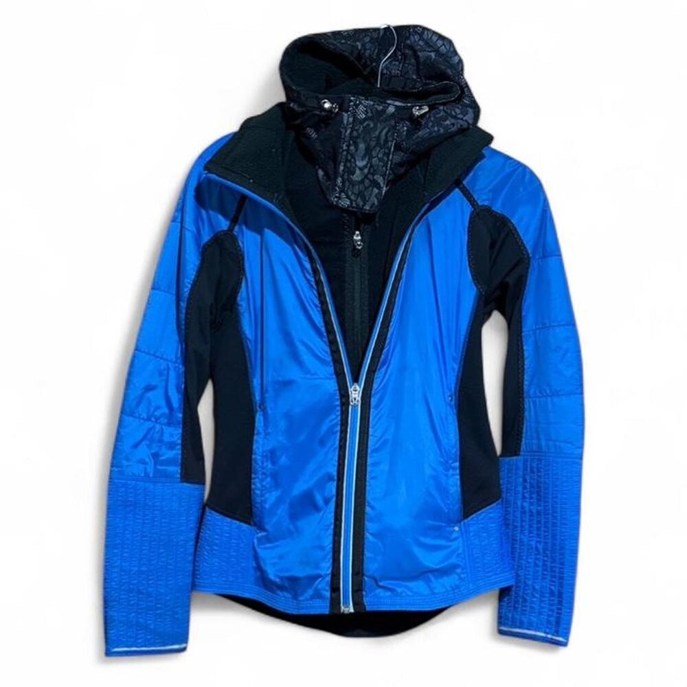 Lululemon run bundle up jacket in beaming blue and blackβ lace detail size 4